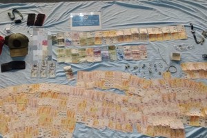 La policía secuestró en poder de delincuentes 360.000 pesos, dólares, además una caja con varias joyas entre ellas cadenas, pulseas, dijes y relojes.