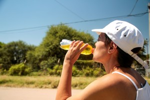 Recomiendan hidratarse constantemente frente a las elevadas temperaturas. Foto: Julián Varela / Télam