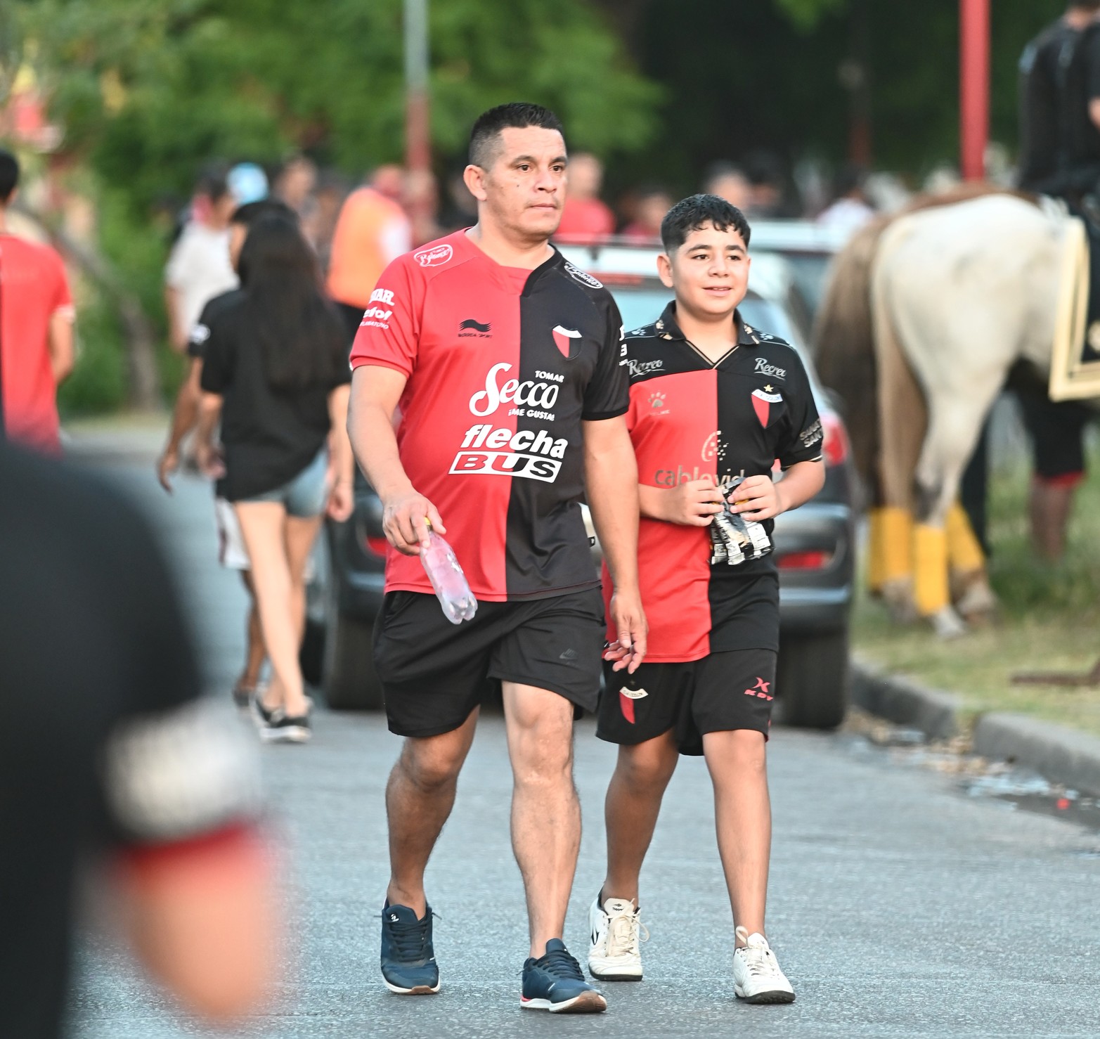 Los hinchas sabaleros acompañaron masivamente el debut del equipo rojinegro en su estadio. Colón le ganó 2 a 1 a Defensores Unidos en Santa Fe.