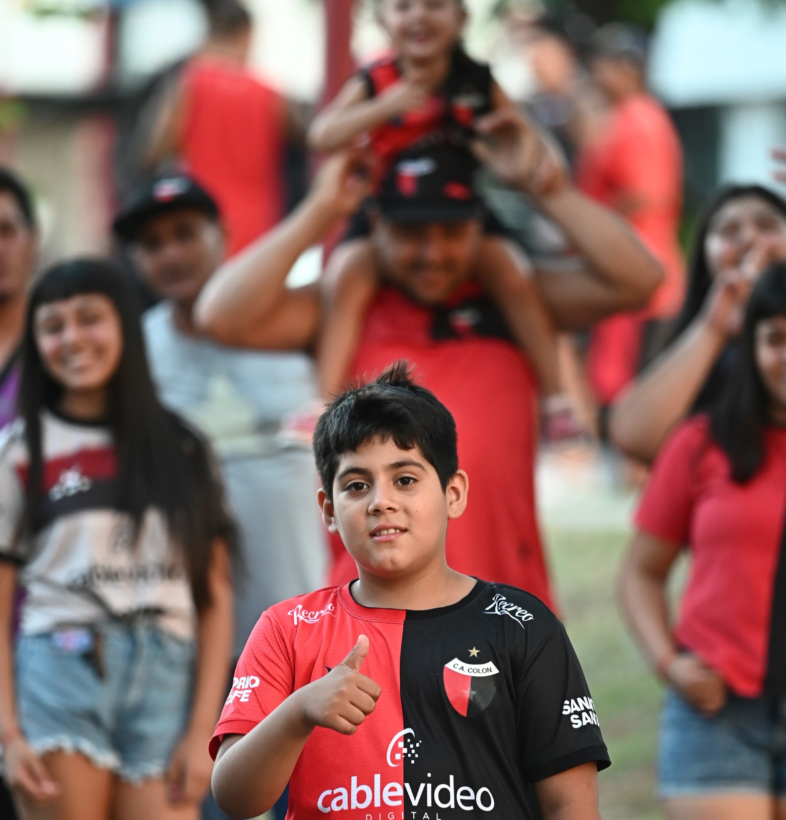 Los hinchas sabaleros acompañaron masivamente el debut del equipo rojinegro en su estadio. Colón le ganó 2 a 1 a Defensores Unidos en Santa Fe.