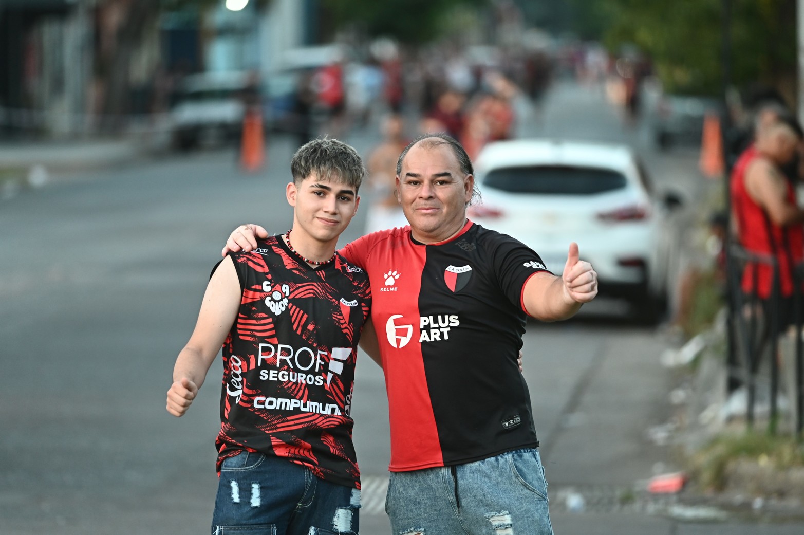 Los hinchas sabaleros acompañaron masivamente el debut del equipo rojinegro en su estadio. Colón le ganó 2 a 1 a Defensores Unidos en Santa Fe.