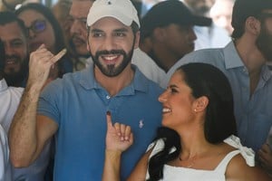 El Salvador's President Nayib Bukele, who is running for reelection, and his wife Gabriela de Bukele show their inked fingers during the presidential and parliamentary elections in San Salvador, El Salvador, February 4, 2024. REUTERS/Jessica Orellana