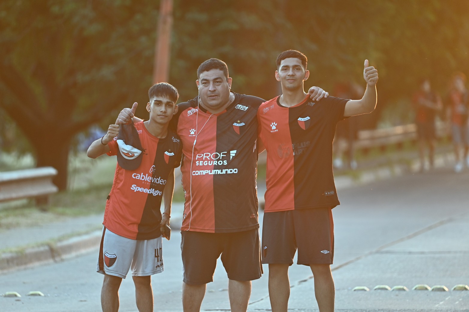 Los hinchas sabaleros acompañaron masivamente el debut del equipo rojinegro en su estadio. Colón le ganó 2 a 1 a Defensores Unidos en Santa Fe.