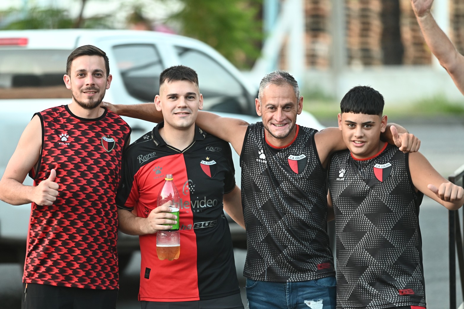 Los hinchas sabaleros acompañaron masivamente el debut del equipo rojinegro en su estadio. Colón le ganó 2 a 1 a Defensores Unidos en Santa Fe.