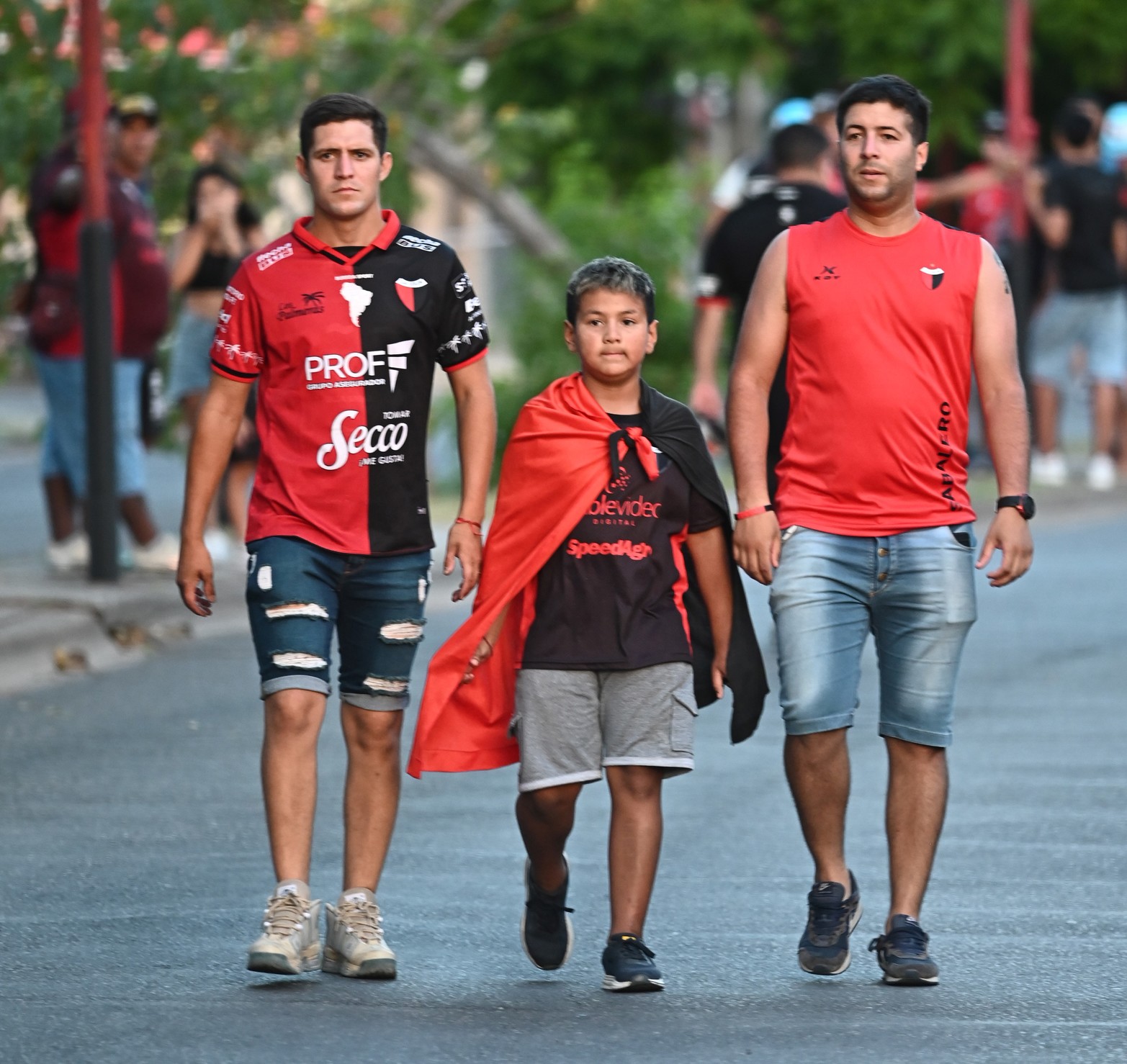 Los hinchas sabaleros acompañaron masivamente el debut del equipo rojinegro en su estadio. Colón le ganó 2 a 1 a Defensores Unidos en Santa Fe.