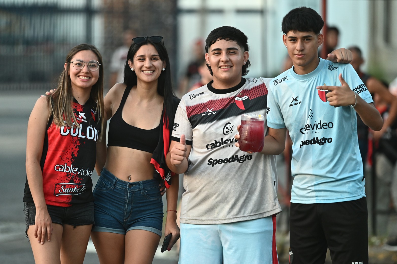 Los hinchas sabaleros acompañaron masivamente el debut del equipo rojinegro en su estadio. Colón le ganó 2 a 1 a Defensores Unidos en Santa Fe.