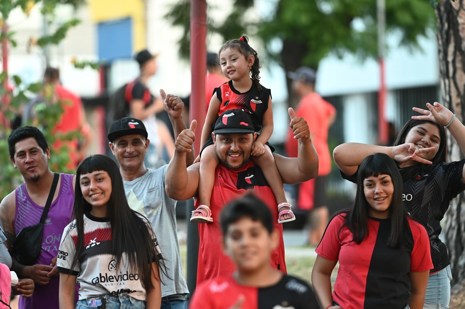 Los hinchas sabaleros acompañaron masivamente el debut del equipo rojinegro en su estadio. Colón le ganó 2 a 1 a Defensores Unidos en Santa Fe.