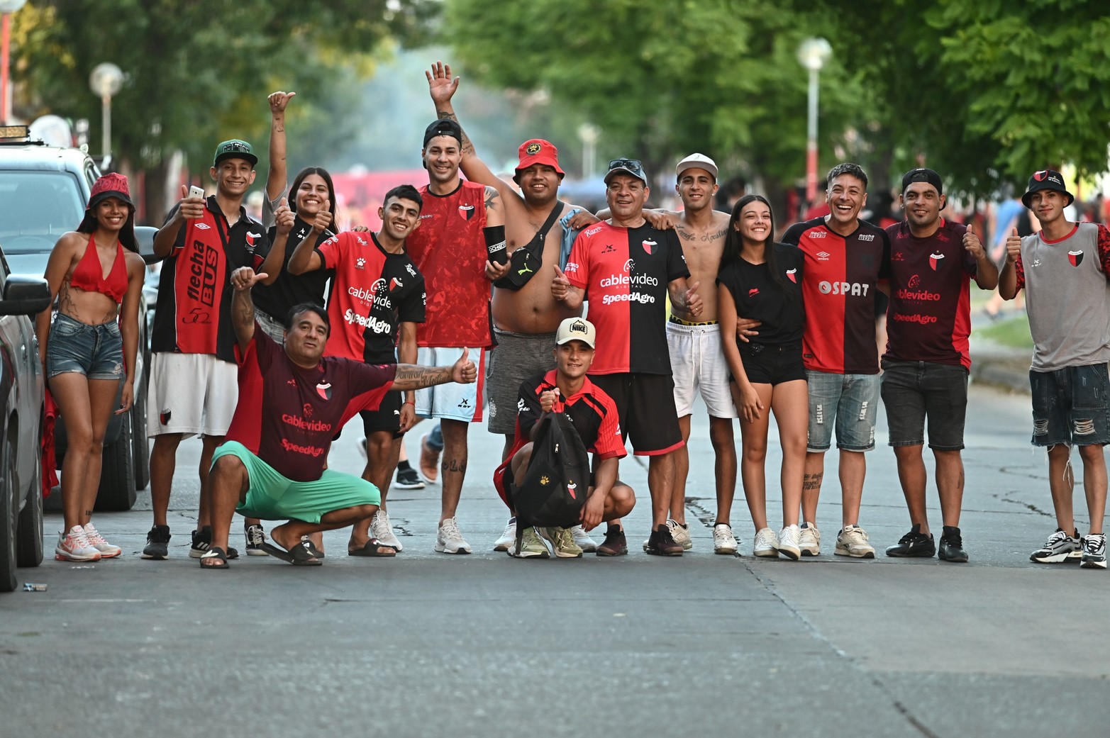 Los hinchas sabaleros acompañaron masivamente el debut del equipo rojinegro en su estadio. Colón le ganó 2 a 1 a Defensores Unidos en Santa Fe.