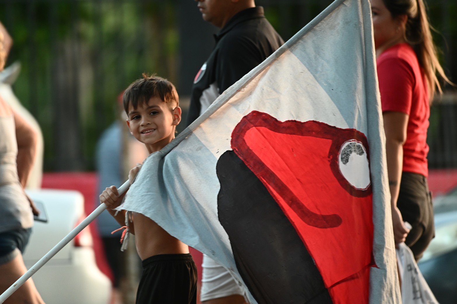 Los hinchas sabaleros acompañaron masivamente el debut del equipo rojinegro en su estadio. Colón le ganó 2 a 1 a Defensores Unidos en Santa Fe.