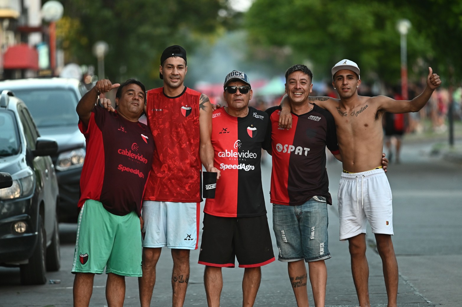 Los hinchas sabaleros acompañaron masivamente el debut del equipo rojinegro en su estadio. Colón le ganó 2 a 1 a Defensores Unidos en Santa Fe.