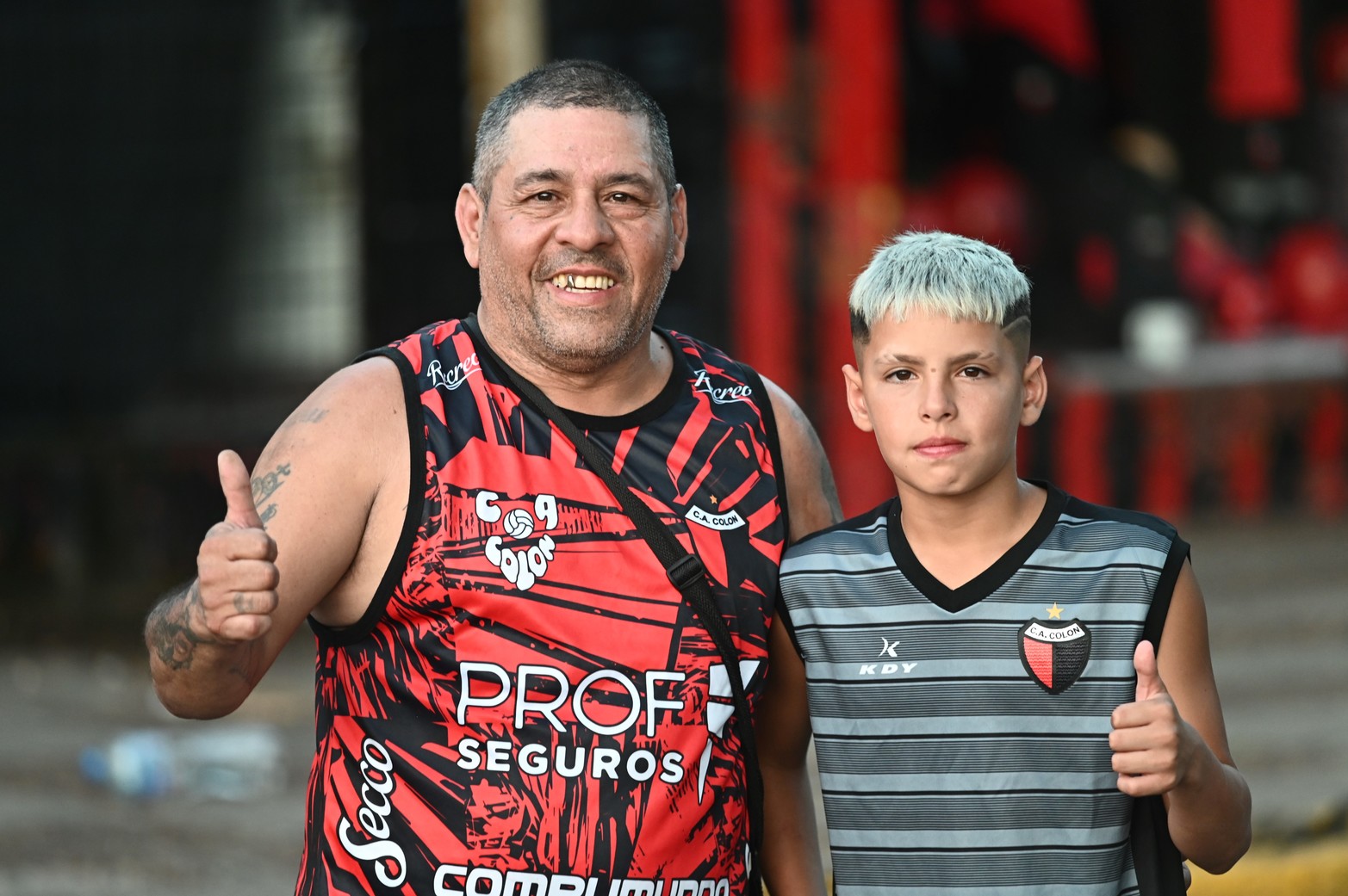 Los hinchas sabaleros acompañaron masivamente el debut del equipo rojinegro en su estadio. Colón le ganó 2 a 1 a Defensores Unidos en Santa Fe.