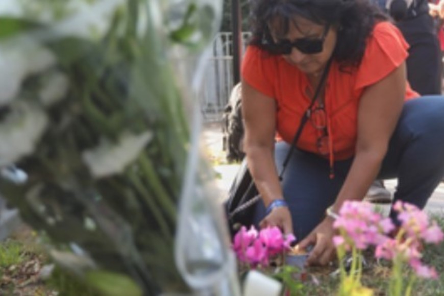 Ciudadanos se acercan a dejar sus ofrendas florales frente a la casa del expresidente chileno fallecido este martes.