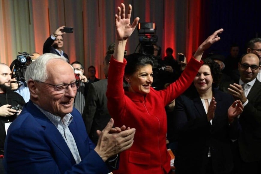 Wagenknecht recibe el aplauso de su marido, Oskar Lafontaine (ex líder del partido socialdemócrata SPD), y de Amira Mohamed Ali, número 2 de la flamante formación.