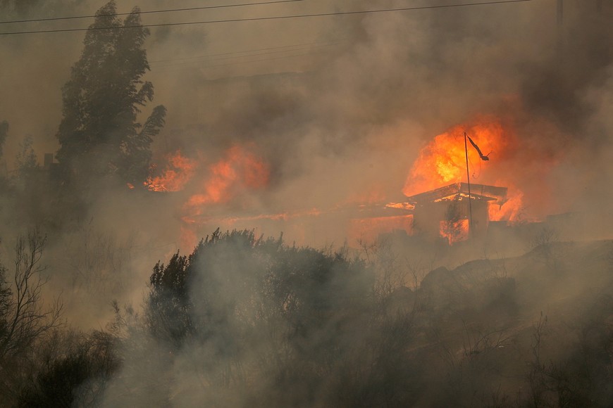 FILE PHOTO: Houses burn amid the spread of wildfires in Vina del Mar, Chile February 3, 2024. REUTERS/Rodrigo Garrido//File Photo
