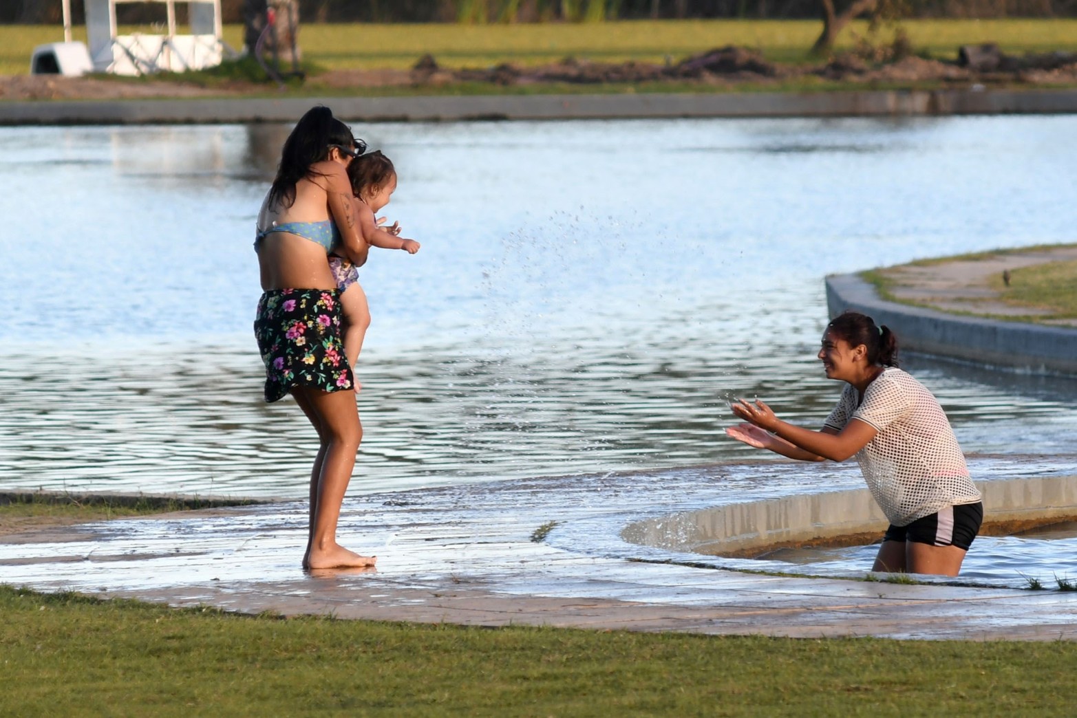 A descubrir el agua.  Para los bebes es una alternativa para sofocar el calor.