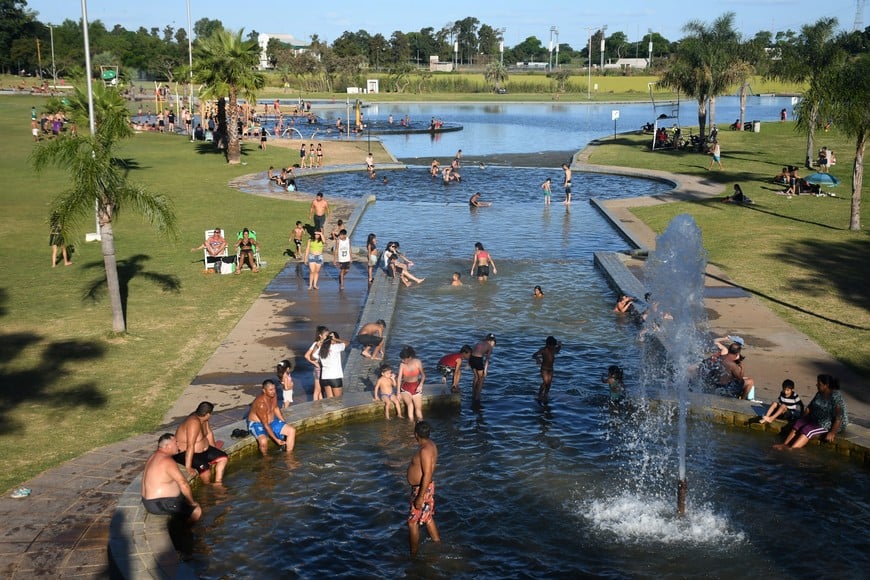 El Litoral recorrió la zona donde están los piletones del Parque del Sur. Según averiguó, alrededor de 2 mil personas pasan a diario por allí con la única intención de hacerle frente al intenso calor. La cifra se duplica los fines de semana, cuando van familias enteras a pasar el día desde las primeras horas hasta el último rayo de sol.