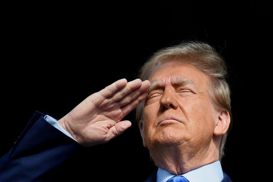 FILE PHOTO: Republican presidential candidate and former U.S. President Donald Trump salutes during the national anthem at a campaign rally in Houston, Texas., U.S. November 2, 2023. REUTERS/Callaghan O'Hare/File Photo