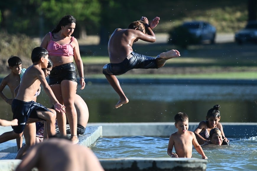 En fotos:  el verano en los piletones del Parque Sur 