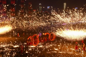 (240210) -- CHONGQING, 10 febrero, 2024 (Xinhua) -- Imagen del 9 de febrero de 2024 de personas realizando una danza del dragón de fuego en la víspera del año Nuevo Lunar chino, en la municipalidad de Chongqing, en el suroeste de China. Diversos espectáculos incluyendo un espectáculo de luces y una danza del dragón de fuego se llevaron a cabo en Chongqing el viernes para celebrar el Año Nuevo Lunar chino, o Festival de la Primavera. (Xinhua/Wang Quanchao) (jg) (rtg) (da)