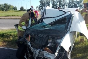 Así quedó el Fiat Siena, irreconocible. Crédito: LT23 Radio San Genaro Norte.