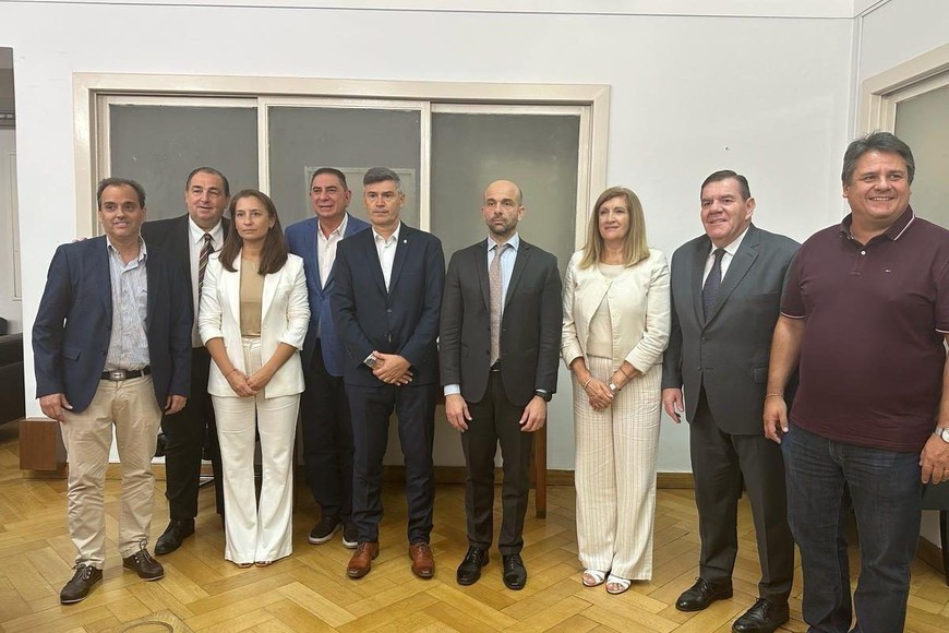 En la foto, el grupo de intendentes del interior del país que está reclamando ante Nación el sostenimiento financiero de un servicio esencial para la gente.