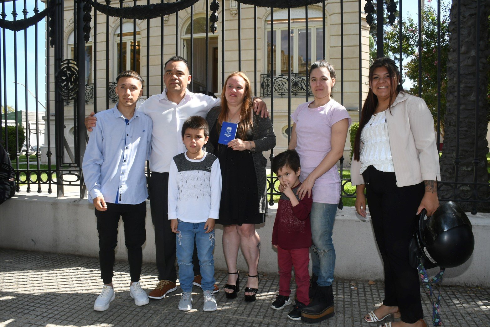 Walter y Liliana junto a sus hijos y nieto  posaron para la foto en el frente de la Casa de la Cultura