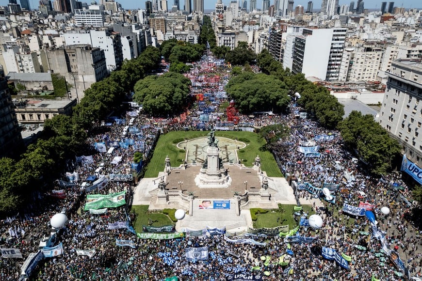 (240124) -- BUENOS AIRES, 24 enero, 2024 (Xinhua) -- Imagen tomada con un dron el 24 de enero de 2024 de la Plaza de los Dos Congresos durante una manifestación en el marco del paro general de actividades dispuesto por sindicatos y organizaciones sociales, en la ciudad de Buenos Aires, capital de Argentina, el 24 de enero de 2024. El Gobierno de Argentina rechazó el miércoles el paro general de actividades dispuesto por sindicatos y organizaciones sociales, y atribuyó la medida de protesta a "sindicalistas mafiosos, gerentes de la pobreza, jueces cómplices y políticos corruptos" que buscan defender "sus privilegios" y resisten "el cambio que decidió la sociedad democráticamente y que lidera" el presidente Javier Milei. (Xinhua/Ezequiel Putruele) (mz) (ah) (ra) (vf)