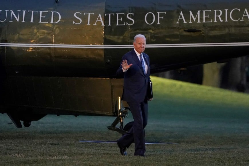U.S. President Joe Biden walks from Marine One upon his return to the White House in Washington, U.S., February 8, 2024. REUTERS/Kevin Lamarque