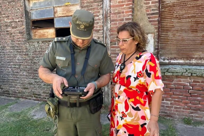 La fiscal del caso, Susana Pepino, junto a un agente de la Guardia Rural.