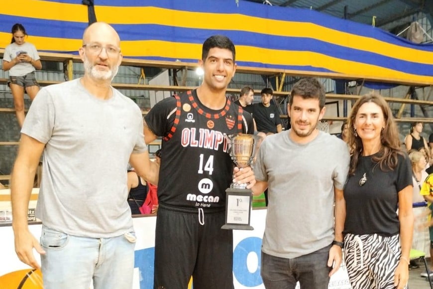 Andrés Rodríguez (DT) y Manuel García (Capitán del equipo), recibiendo la copa en manos del intendente y la Directora de Deportes. Foto: Fabián Gallego