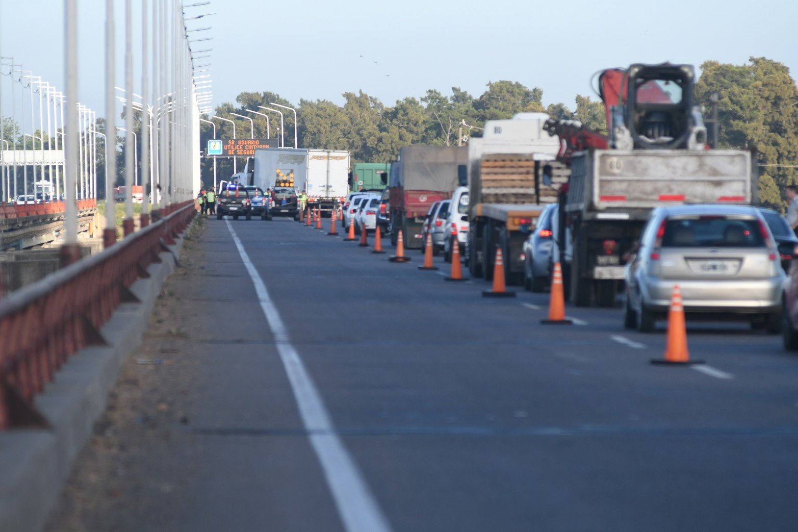 Un camión chocó de atrás a un cisterna sobre el puente del río Salado.