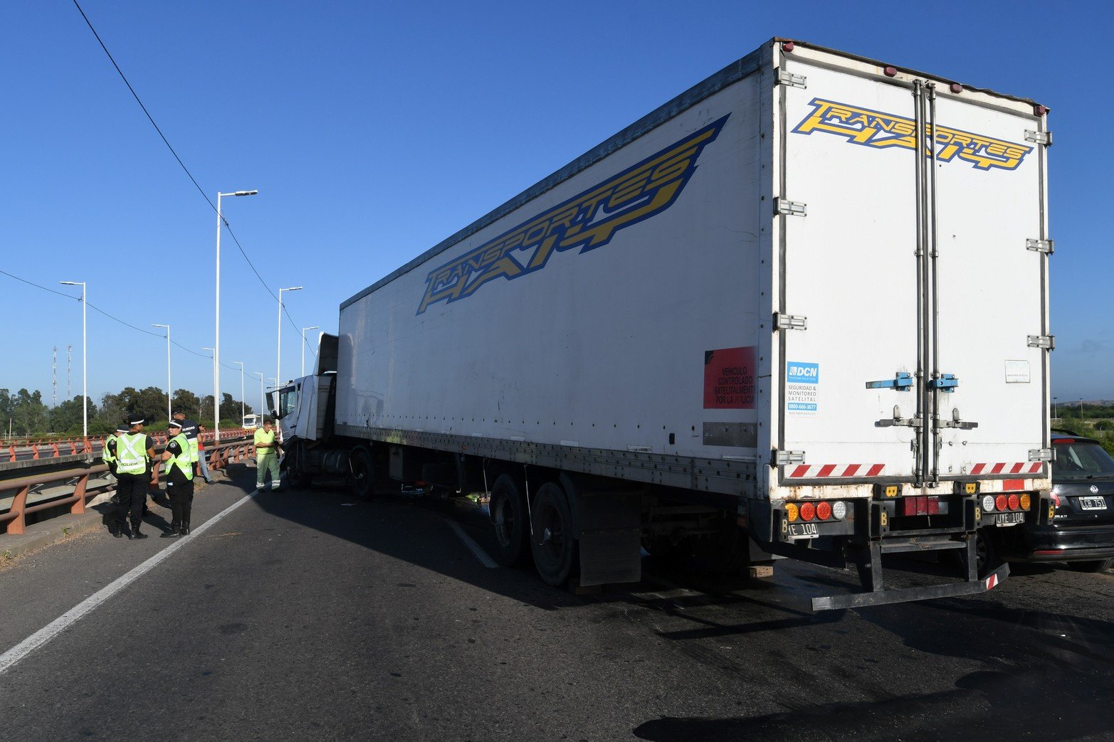 El camión quedó atravesado ocupando los dos carriles. Pudo frenar y no caer al vacío. 