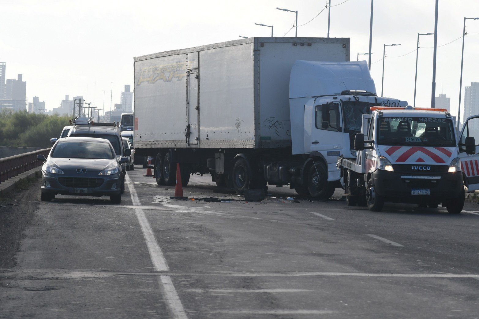 El camión quedó atravesado ocupando los dos carriles. Quedó un pequeño espacio de banquina que permitió poder circular con demoras. 