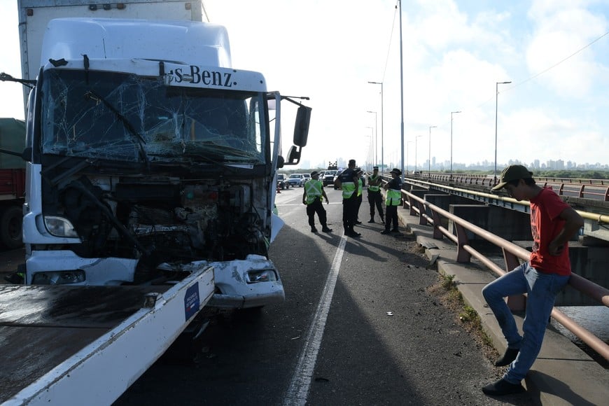 Choque de camiones sobre el puente del río Salado