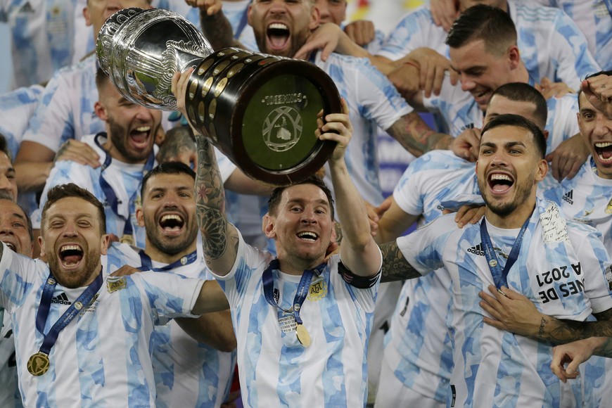 (210710) -- RIO DE JANEIRO, 10 julio, 2021 (Xinhua) -- Jugadores de Argentina festejan con el trofeo al término del partido correspondiente a la Final de la Copa América 2021, ante Brasil, celebrado en el Estadio Maracaná, en Río de Janeiro, Brasil, el 10 de julio de 2021. (Xinhua/Lucio Tavora) (lt) (ah) (da)