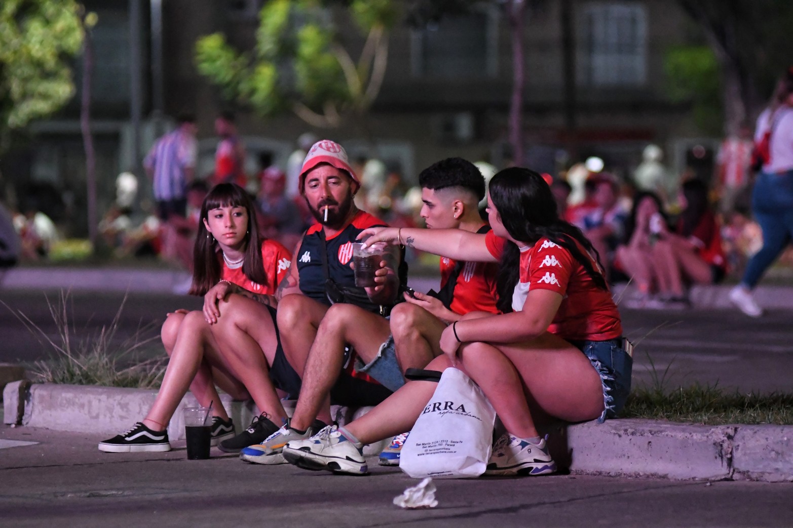 Los hinchas de Unión  volvieron a llenar el estadio 15 de abril.  Los resultados de local no están llegando y el equipo no puede hacer goles.