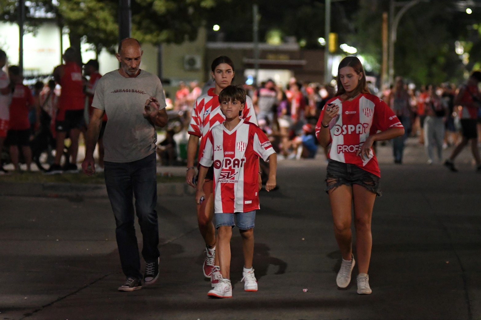 Los hinchas de Unión  volvieron a llenar el estadio 15 de abril.  Los resultados de local no están llegando y el equipo no puede hacer goles.