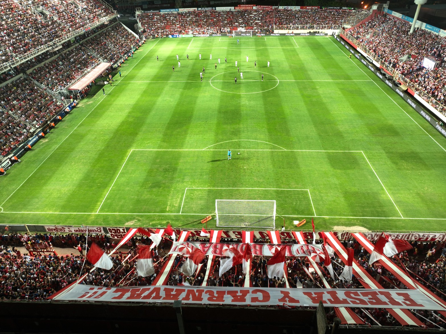 Los hinchas de Unión  volvieron a llenar el estadio 15 de abril.  Los resultados de local no están llegando y el equipo no puede hacer goles.