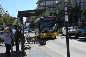 “El sistema de transporte público por colectivos está en una etapa terminal", dice el mensaje del intendente Juan Pablo Poletti. Foto: Flavio Raina