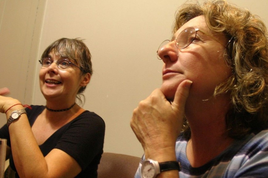 Las escritoras argentinas Graciela Montes  junto a Ema Wolf en 2005. Foto: Archivo / EFE