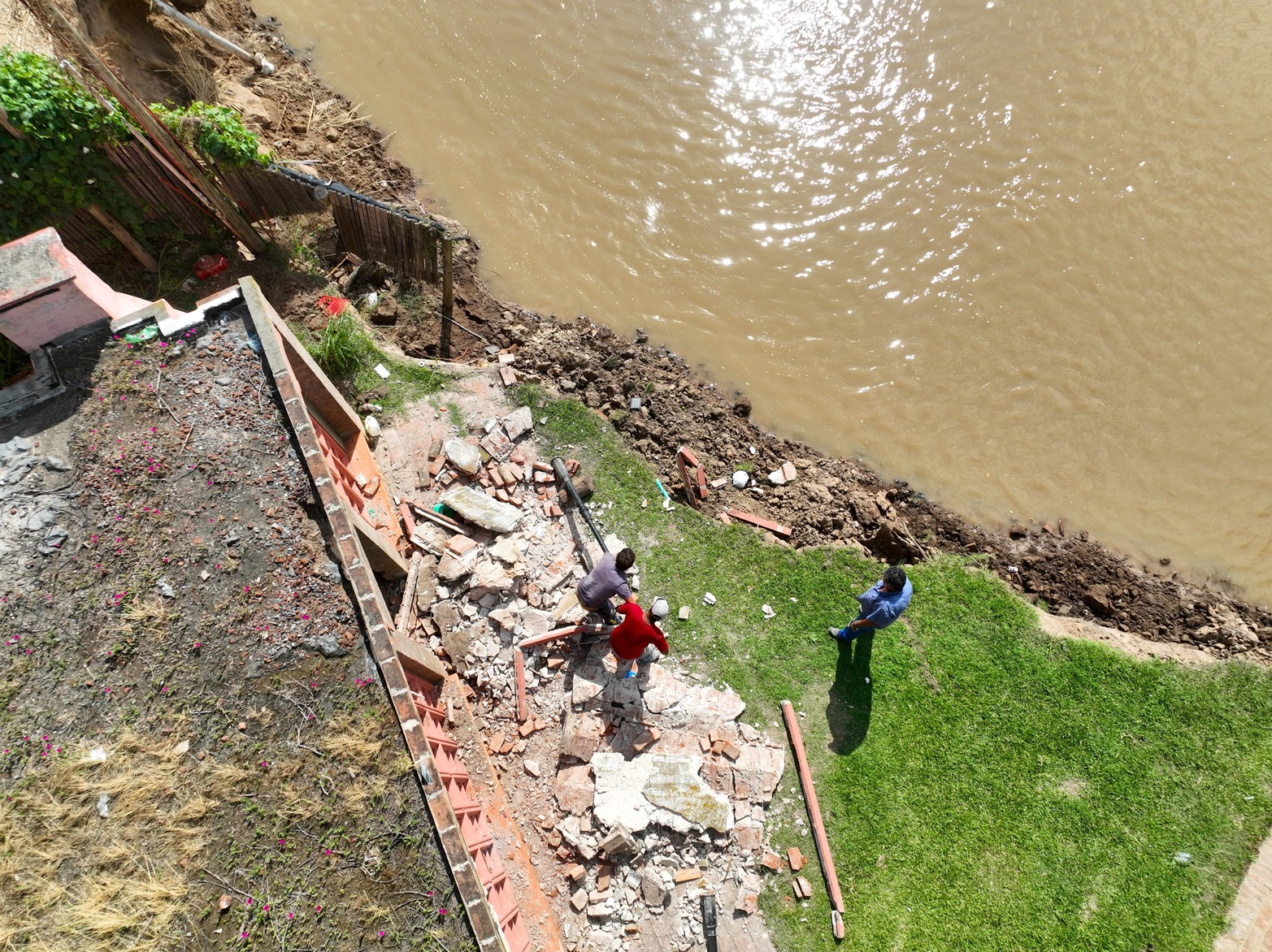 En Colastiné Norte, tras los desmoronamientos, la Provincia reactiva las obras en la Defensa Garello.  Las tareas se habían detenido por la crecida del río. Ahora con el nivel en condiciones aptas iniciará  la etapa constructiva del terraplén.