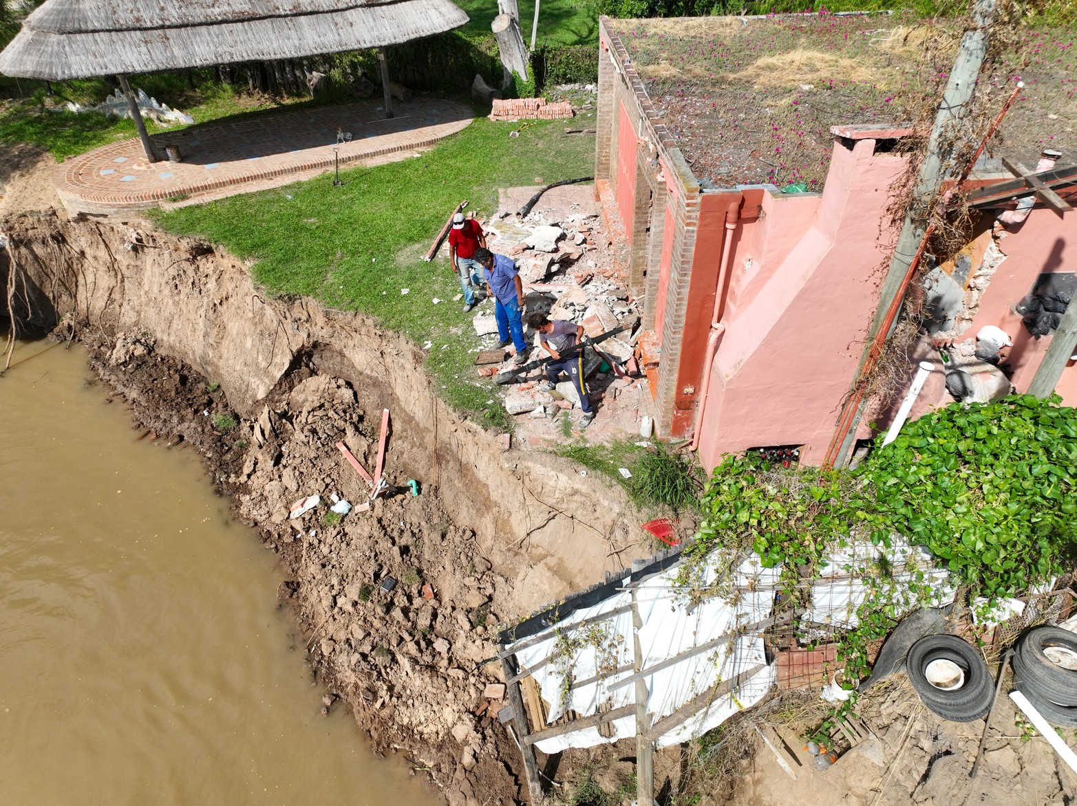 En Colastiné Norte, tras los desmoronamientos, la Provincia reactiva las obras en la Defensa Garello.  Las tareas se habían detenido por la crecida del río. Ahora con el nivel en condiciones aptas iniciará  la etapa constructiva del terraplén.