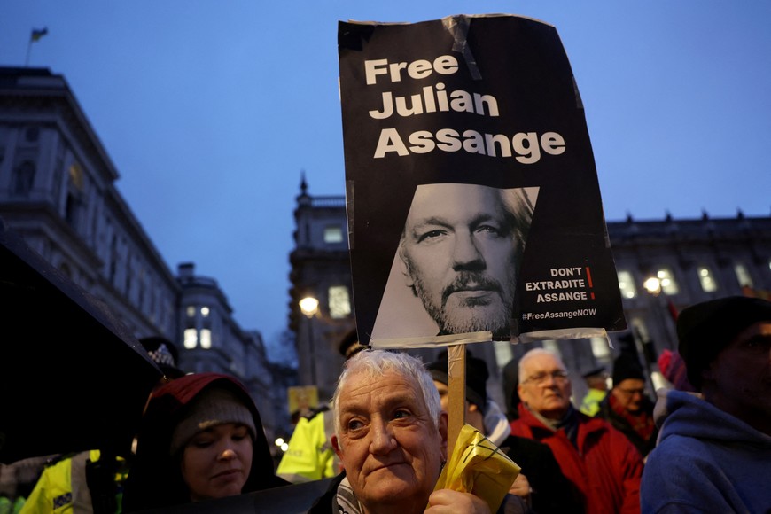 Supporters of WikiLeaks founder Julian Assange demonstrate, on the day Assange appeals against his extradition to the United States, in London, Britain, February 21, 2024. REUTERS/Isabel Infantes