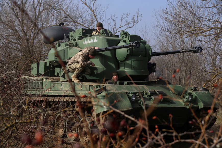 Ukrainian servicemen operate a Gepard self-propelled anti-aircraft gun during a combat shift, amid Russia's attack on Ukraine, in Odesa region, Ukraine February 22, 2024.  REUTERS/Stringer