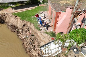 La rápida crecida y bajante del río Colastiné generaron daños estructurales en la barranca. Crédito: Fernando Nicola.