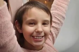 Lara Mercado, la niña de 7 años que logró vencer al cáncer luego de una larga lucha que comenzó en 2019, regresó al país.