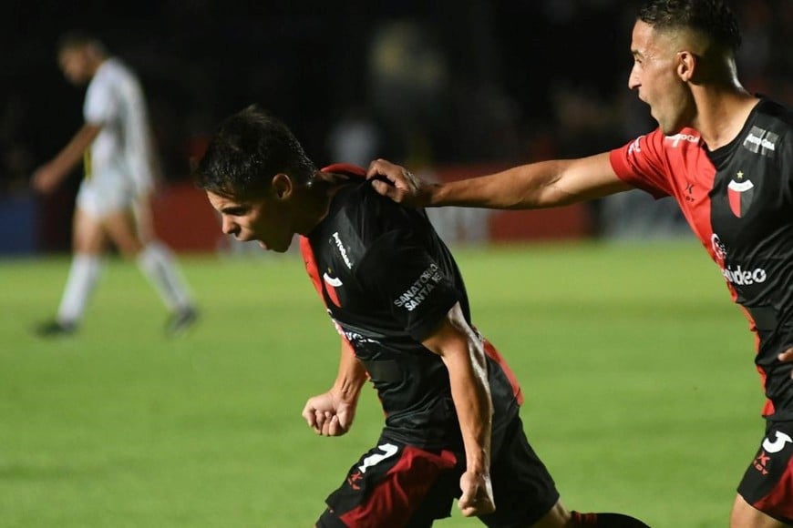 El grito de gol dibujado en el rostro de Talpone, que levantó mucho su rendimiento en el segundo tiempo con Almirante. Lo persigue Axel Rodríguez, que entró -y bien- en esa parte complementaria. Crédito: Pablo Aguirre.