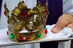 La corona de la Rosa Mística que fue robada de una iglesia en La Plata.