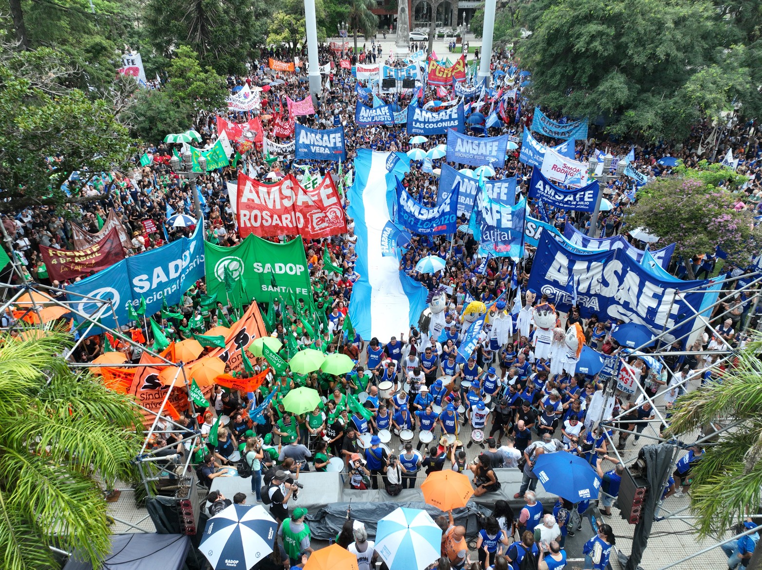 Así fue la convocatoria que finalizó en  la plaza de 25 de Mayo.