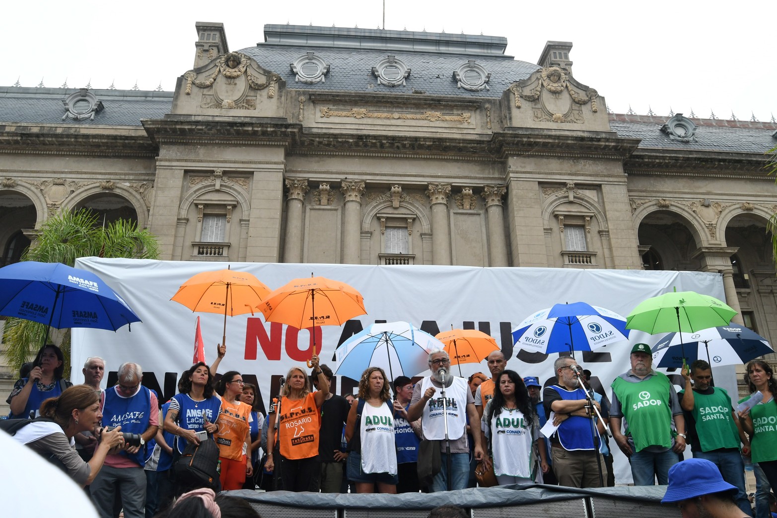 Marcha en reclamo de No al ajuste en salud y educación.